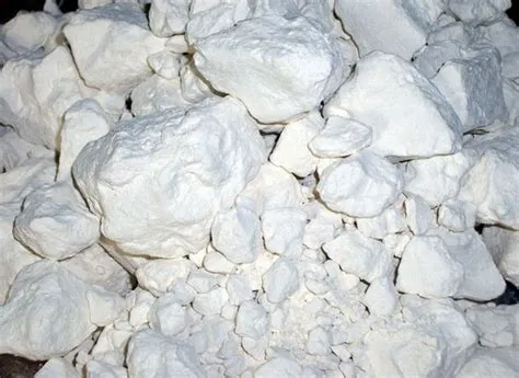  Kaolin: Seraamik Üretiminde ve Kağıt Endüstrisinde Kullanımı!